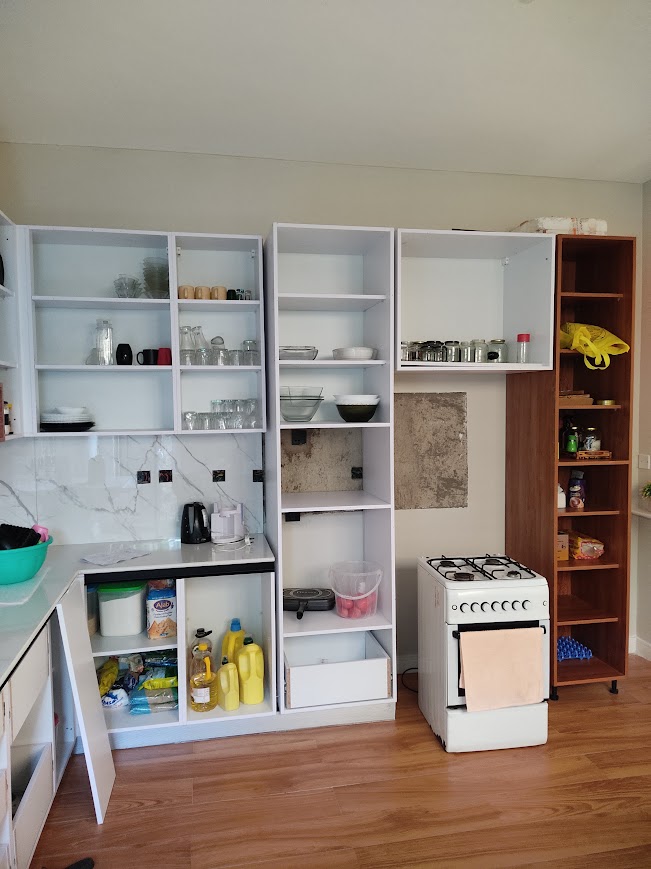 Kelly Ruiru Kamakis modern kitchen